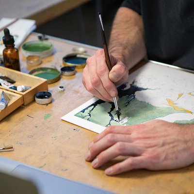Photo close-up a hand painting a water color.