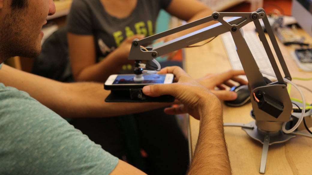 Students in the Hybrid Lab using the Robot Arm