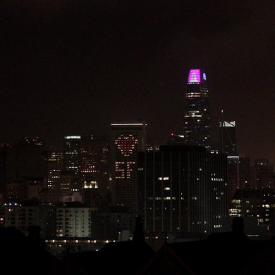 San Francisco’s skyline at night, featuring Zihan Jia and Yiqing Sun’s Zoom-inspired film on Salesforce Tower.