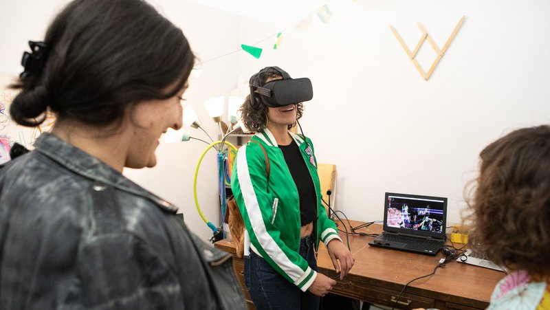 Guest try MFA of Fine Arts student Judith Navratil's VR artwork during the MFA Open Studios